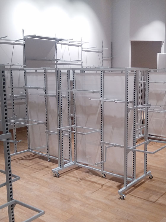 Metal freestanding retail fixtures with adjustable uprights and hanging rails