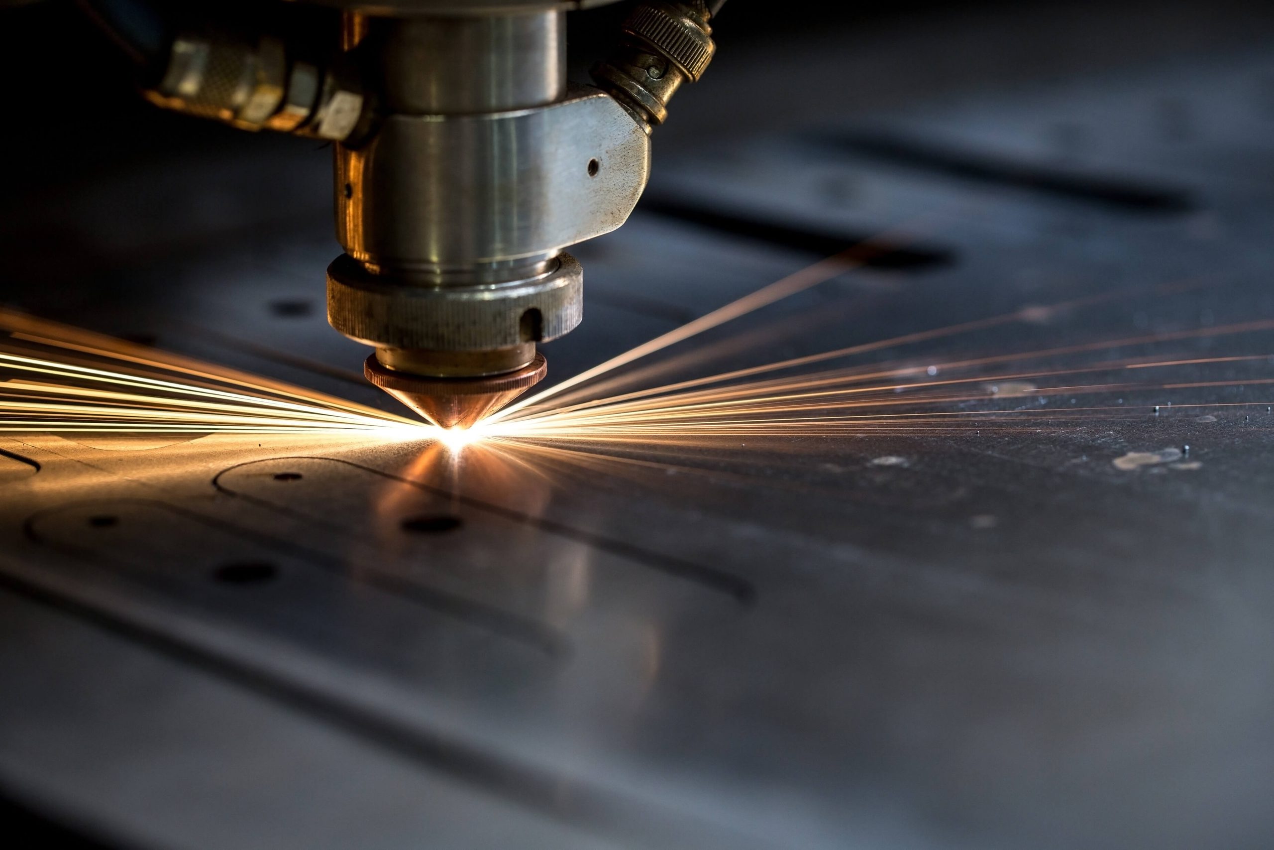 Cutting head working on sheet metal